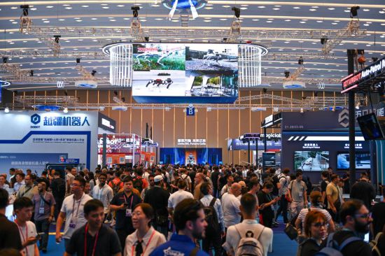 这是10月15日拍摄的第138届广交会服务机器人专区。新华社记者 肖恩楠 摄